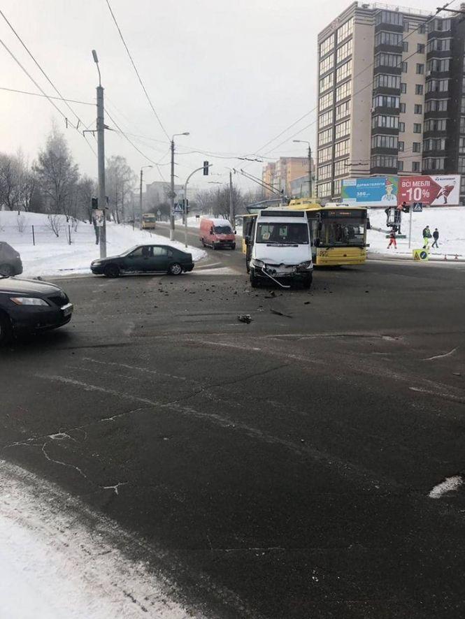 Новини Хмельницького - фото з У Хмельницькому маршрутка №49 потрапила у ДТП У Хмельницькому маршрутка №49 потрапила у ДТП, фото №4 на сайті vsim.ua