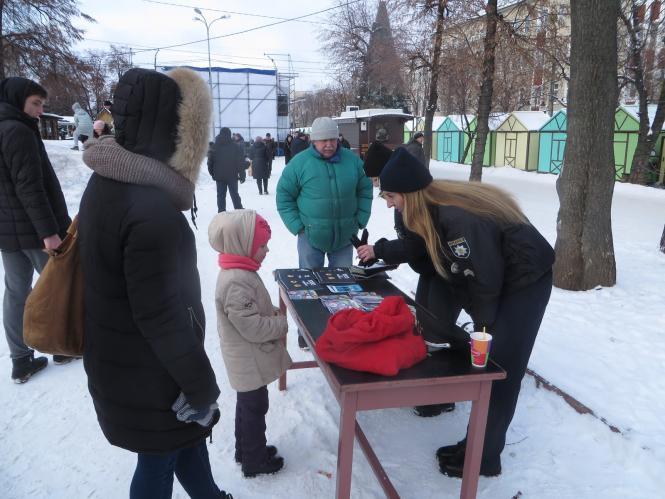 Хмельницькі поліцейські показали дітям амуніцію, навчили правил дорожнього руху та пригостили солодощами, фото №18 на сайті vsim.ua