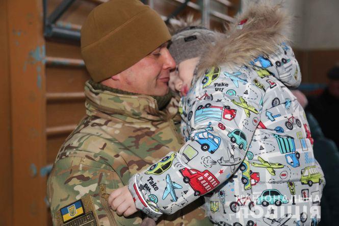 Зворушливі миті: як родини проводили на буремний схід вінницьких поліцейських, фото №4 на сайті 20minut.ua