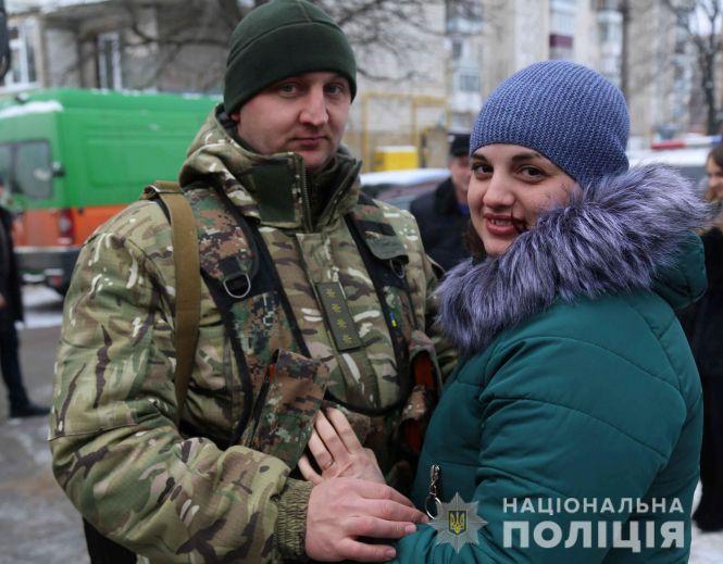 Зворушливі миті: як родини проводили на буремний схід вінницьких поліцейських, фото №2 на сайті 20minut.ua