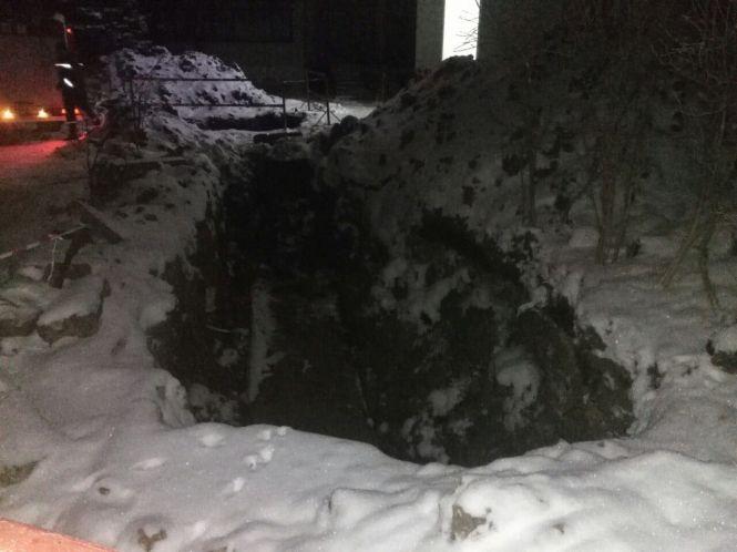 Новини Тернополя - фото з Чоловік, який впав у двометровий котлован, у важкому стані Чоловік, який впав у двометровий котлован, у важкому стані, фото №3 на сайті 20minut.ua