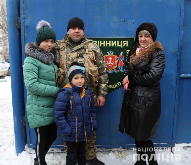 Зворушливі миті: як родини проводили на буремний схід вінницьких поліцейських, фото №3 на сайті 20minut.ua