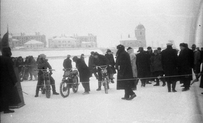 Новини Тернополя - фото з Літак на кризі, снігові скульптури, забави. День зими у Тернополі півстоліття тому Літак на кризі, снігові скульптури, забави. День зими у Тернополі півстоліття тому, фото №6 на сайті 20minut.ua