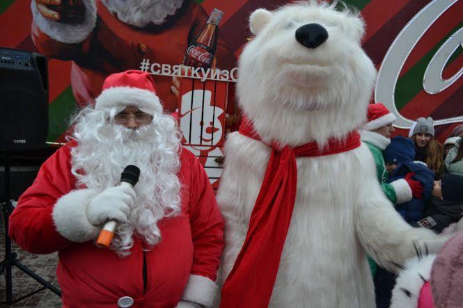 Із казковими героями та подарунками. До Хмельницького приїхала знаменита вантажівка "Coca-Cola", фото №1 на сайті vsim.ua