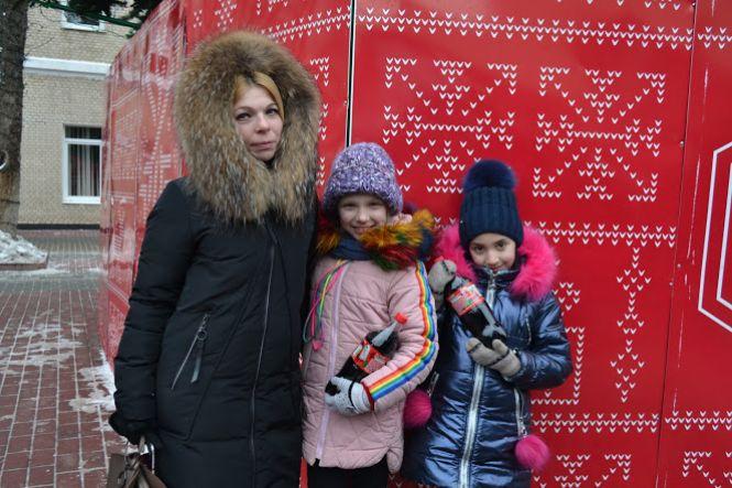 Із казковими героями та подарунками. До Хмельницького приїхала знаменита вантажівка "Coca-Cola", фото №8 на сайті vsim.ua