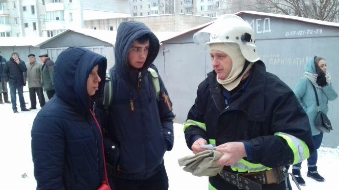 Новини Вінниці - фото з Пожежа на Келецькій: 15 рятувальників евакуйовали людей з дев'ятиповерхівки Пожежа на Келецькій: 15 рятувальників евакуйовали людей з дев'ятиповерхівки, фото №3 на сайті 20minut.ua