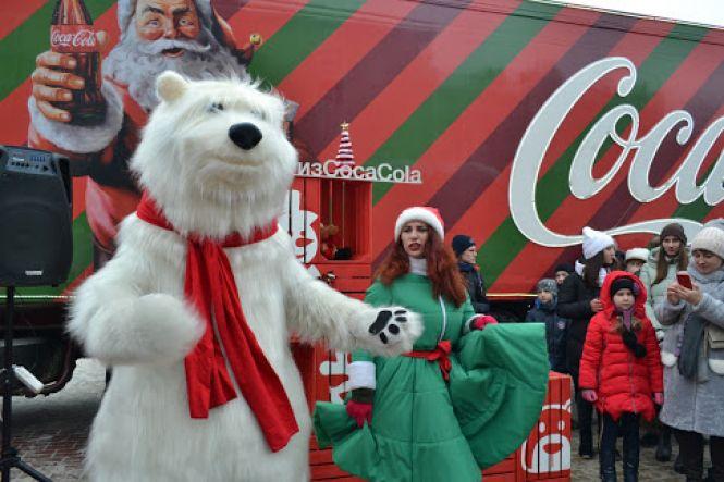 Із казковими героями та подарунками. До Хмельницького приїхала знаменита вантажівка "Coca-Cola", фото №9 на сайті vsim.ua