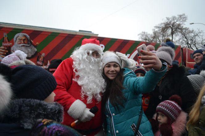 Із казковими героями та подарунками. До Хмельницького приїхала знаменита вантажівка "Coca-Cola", фото №4 на сайті vsim.ua