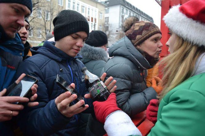 Із казковими героями та подарунками. До Хмельницького приїхала знаменита вантажівка "Coca-Cola", фото №2 на сайті vsim.ua