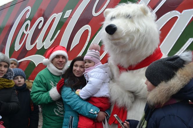 Із казковими героями та подарунками. До Хмельницького приїхала знаменита вантажівка "Coca-Cola", фото №5 на сайті vsim.ua