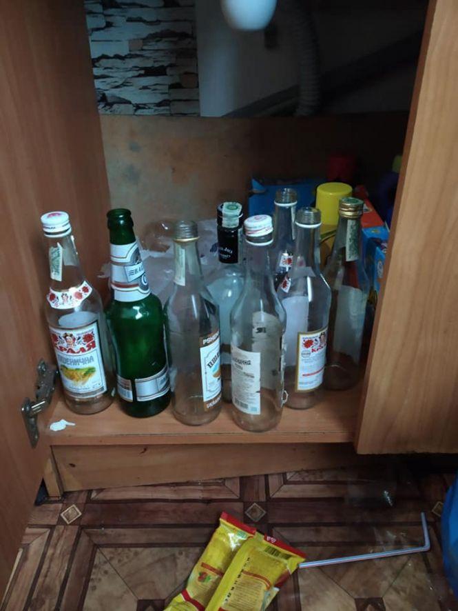 Тумбочка з порожніми пляшками від горілки: як жили діти у прийомній родині, фото №3 на сайті 20minut.ua