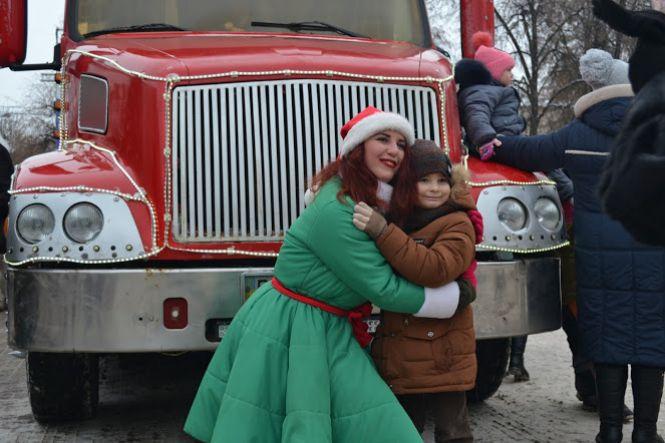 Із казковими героями та подарунками. До Хмельницького приїхала знаменита вантажівка "Coca-Cola", фото №6 на сайті vsim.ua