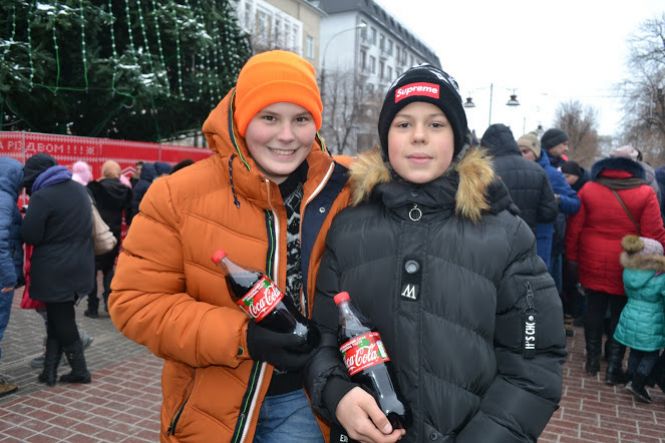 Із казковими героями та подарунками. До Хмельницького приїхала знаменита вантажівка "Coca-Cola", фото №7 на сайті vsim.ua
