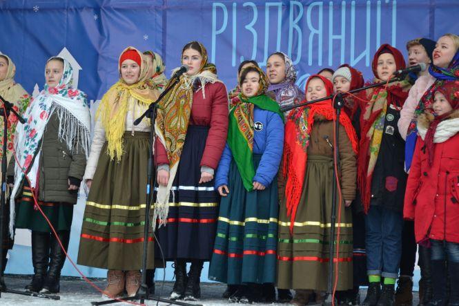 Новини Хмельницького - фото з Різдвяний флешмоб: біля головної ялинки Хмельницького заспівали "Нова радість стала" (ФОТО, ВІДЕО) Різдвяний флешмоб: біля головної ялинки Хмельницького заспівали "Нова радість стала" (ФОТО, ВІДЕО), фото №2 на сайті vsim.ua