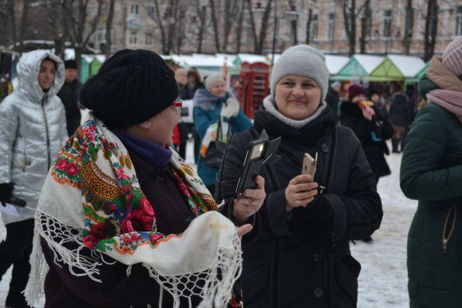 Новини Хмельницького - фото з Різдвяний флешмоб: біля головної ялинки Хмельницького заспівали "Нова радість стала" (ФОТО, ВІДЕО) Різдвяний флешмоб: біля головної ялинки Хмельницького заспівали "Нова радість стала" (ФОТО, ВІДЕО), фото №4 на сайті vsim.ua