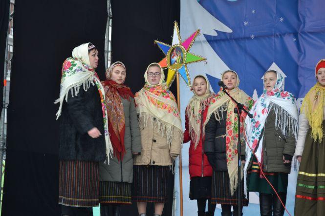 Новини Хмельницького - фото з Різдвяний флешмоб: біля головної ялинки Хмельницького заспівали "Нова радість стала" (ФОТО, ВІДЕО) Різдвяний флешмоб: біля головної ялинки Хмельницького заспівали "Нова радість стала" (ФОТО, ВІДЕО), фото №1 на сайті vsim.ua