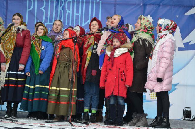 Новини Хмельницького - фото з Різдвяний флешмоб: біля головної ялинки Хмельницького заспівали "Нова радість стала" (ФОТО, ВІДЕО) Різдвяний флешмоб: біля головної ялинки Хмельницького заспівали "Нова радість стала" (ФОТО, ВІДЕО), фото №3 на сайті vsim.ua