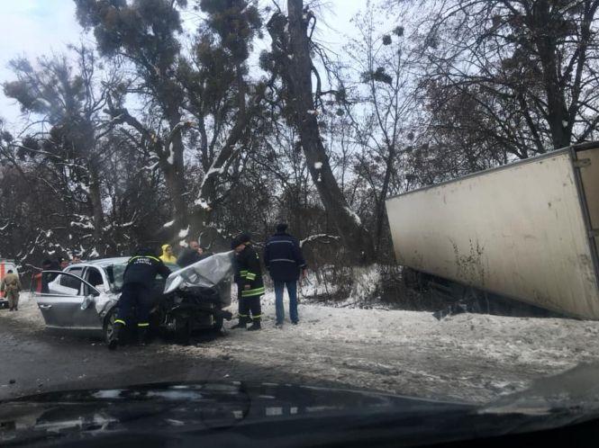 Новини Вінниці - фото з Лобове зіткнення: водій іномарки на зустрічній врізався у вантажівку Лобове зіткнення: водій іномарки на зустрічній врізався у вантажівку, фото №3 на сайті 20minut.ua