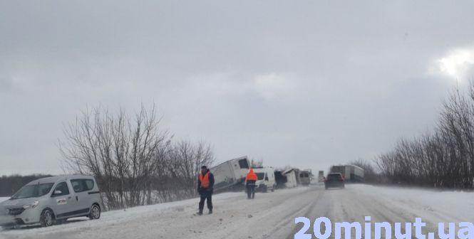 Новини Тернополя - фото з Біля Збаража «лоб у лоб» зіткнулись фура і КамАЗ (оновлено) Біля Збаража «лоб у лоб» зіткнулись фура і КамАЗ (оновлено), фото №3 на сайті 20minut.ua