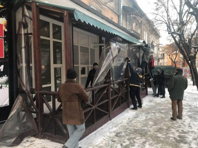 Новини Тернополя - фото з У центрі Тернополі демонтували літній майданчик У центрі Тернополі демонтували літній майданчик, фото №1 на сайті 20minut.ua