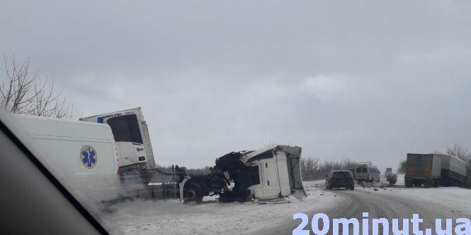 Новини Тернополя - фото з Біля Збаража «лоб у лоб» зіткнулись фура і КамАЗ (оновлено) Біля Збаража «лоб у лоб» зіткнулись фура і КамАЗ (оновлено), фото №2 на сайті 20minut.ua