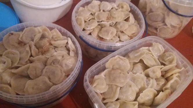 Священик і парафіяни з Білозірки наліпили 5 тисяч пельменів на передову, фото №2 на сайті 20minut.ua