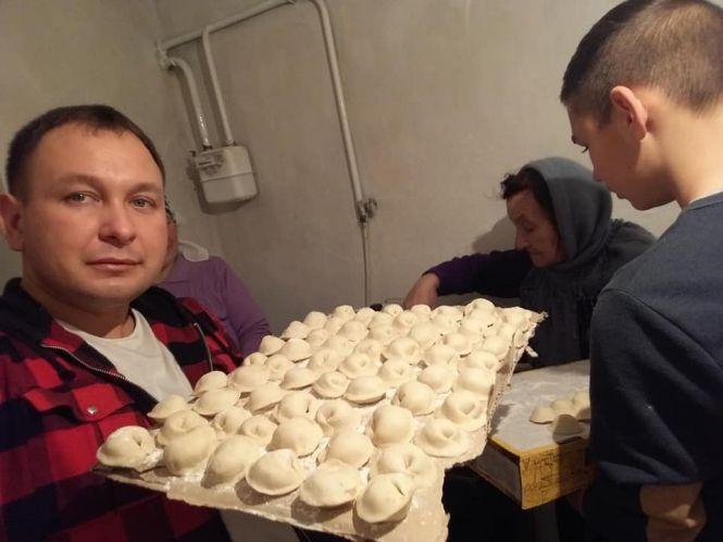 Священик і парафіяни з Білозірки наліпили 5 тисяч пельменів на передову, фото №1 на сайті 20minut.ua
