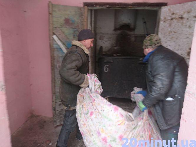 Новини Тернополя - фото з "Сортувати сміття тернополян навчать лиш штрафи": у сітки для пластикових пляшок викидають усе підряд "Сортувати сміття тернополян навчать лиш штрафи": у сітки для пластикових пляшок викидають усе підряд, фото №1 на сайті 20minut.ua