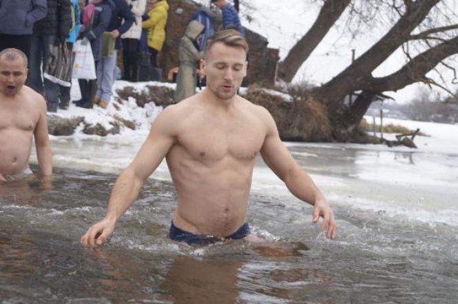 Новини Вінниці - фото з Водохреще: кому не варто купатися в крижаній воді Водохреще: кому не варто купатися в крижаній воді, фото №1 на сайті 20minut.ua