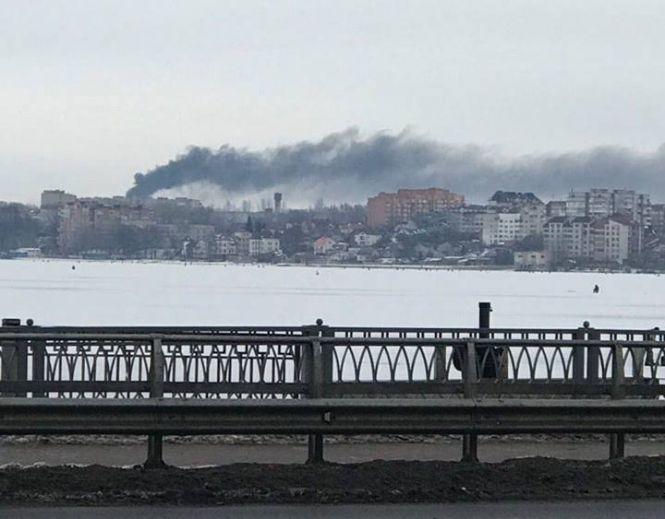 Новини Тернополя - фото з На території Комбайнового заводу горить сміття і шини На території Комбайнового заводу горить сміття і шини, фото №1 на сайті 20minut.ua