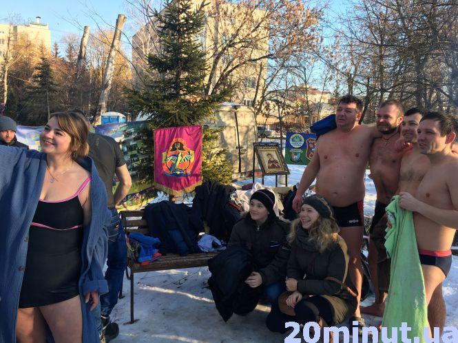 На "Моржатнику" освятили воду. Тернополяни занурюються, фото №2 на сайті 20minut.ua
