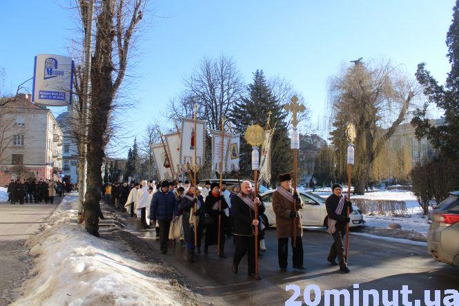 Сотні тернополян наввипередки у парку Шевченка набирали свячену воду (ФОТОРЕПОРТАЖ), фото №1 на сайті 20minut.ua