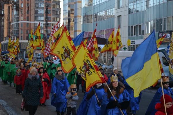 З колядками та Трьома Царями в кареті: вулицями Хмельницького пройшла театралізована хода, фото №11 на сайті vsim.ua