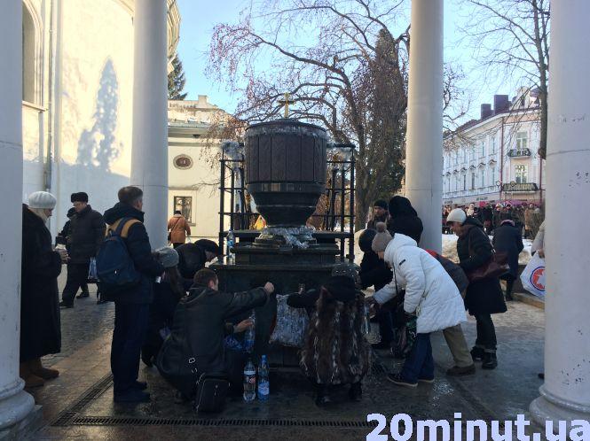 Новини Тернополя - фото з Фото дня: біля Катедри сотні людей вишикувались в чергу за свяченою водою Фото дня: біля Катедри сотні людей вишикувались в чергу за свяченою водою, фото №2 на сайті 20minut.ua