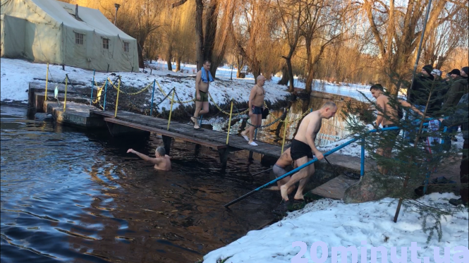 На "Моржатнику" освятили воду. Тернополяни занурюються, фото №5 на сайті 20minut.ua