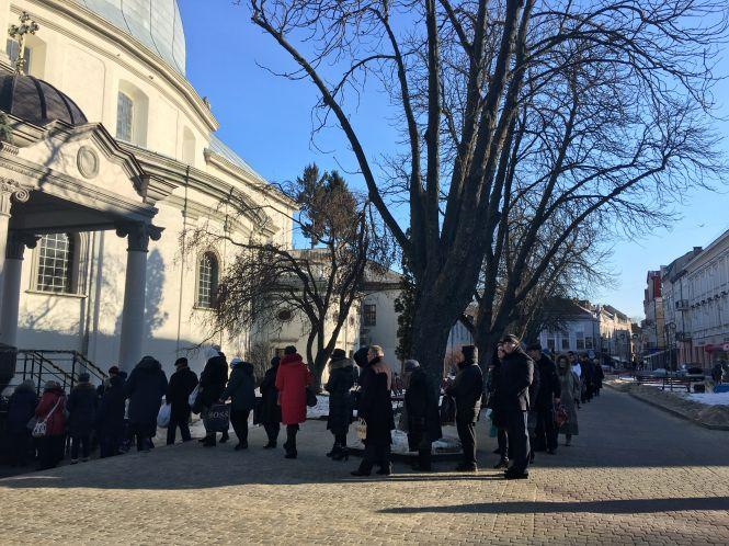 Новини Тернополя - фото з Фото дня: біля Катедри сотні людей вишикувались в чергу за свяченою водою Фото дня: біля Катедри сотні людей вишикувались в чергу за свяченою водою, фото №1 на сайті 20minut.ua