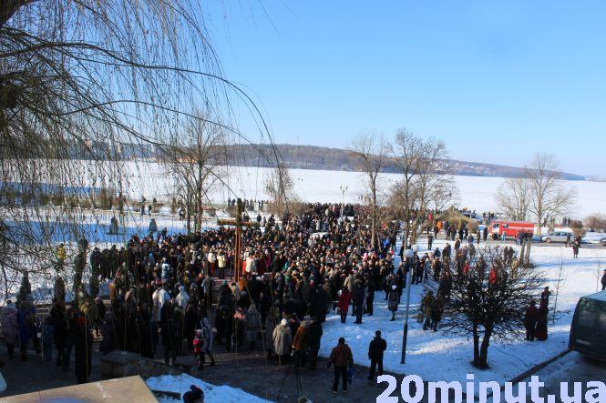 Сотні тернополян наввипередки у парку Шевченка набирали свячену воду (ФОТОРЕПОРТАЖ), фото №2 на сайті 20minut.ua