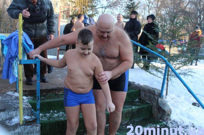 На "Моржатнику" освятили воду. Тернополяни занурюються, фото №1 на сайті 20minut.ua
