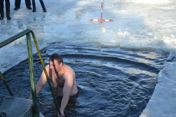 Новини Хмельницького - фото з “Моржі зі стажем” та “друг потягнув”: як хмельничани пірнали в ополонку на Південному Бузі “Моржі зі стажем” та “друг потягнув”: як хмельничани пірнали в ополонку на Південному Бузі, фото №13 на сайті vsim.ua