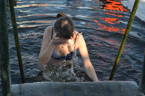 Новини Хмельницького - фото з “Моржі зі стажем” та “друг потягнув”: як хмельничани пірнали в ополонку на Південному Бузі “Моржі зі стажем” та “друг потягнув”: як хмельничани пірнали в ополонку на Південному Бузі, фото №5 на сайті vsim.ua