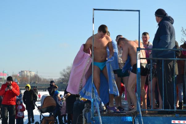 Новини Хмельницького - фото з “Моржі зі стажем” та “друг потягнув”: як хмельничани пірнали в ополонку на Південному Бузі “Моржі зі стажем” та “друг потягнув”: як хмельничани пірнали в ополонку на Південному Бузі, фото №22 на сайті vsim.ua