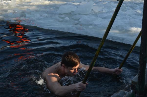 Новини Хмельницького - фото з “Моржі зі стажем” та “друг потягнув”: як хмельничани пірнали в ополонку на Південному Бузі “Моржі зі стажем” та “друг потягнув”: як хмельничани пірнали в ополонку на Південному Бузі, фото №19 на сайті vsim.ua