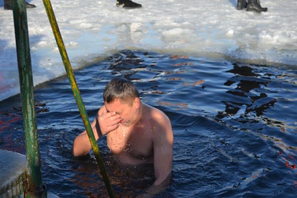 Новини Хмельницького - фото з “Моржі зі стажем” та “друг потягнув”: як хмельничани пірнали в ополонку на Південному Бузі “Моржі зі стажем” та “друг потягнув”: як хмельничани пірнали в ополонку на Південному Бузі, фото №14 на сайті vsim.ua