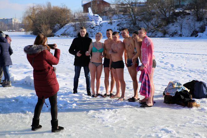 Новини Вінниці - фото з Водохреще-2019: черги до ополонок, сімейні купання та фото на снігу Водохреще-2019: черги до ополонок, сімейні купання та фото на снігу, фото №7 на сайті 20minut.ua