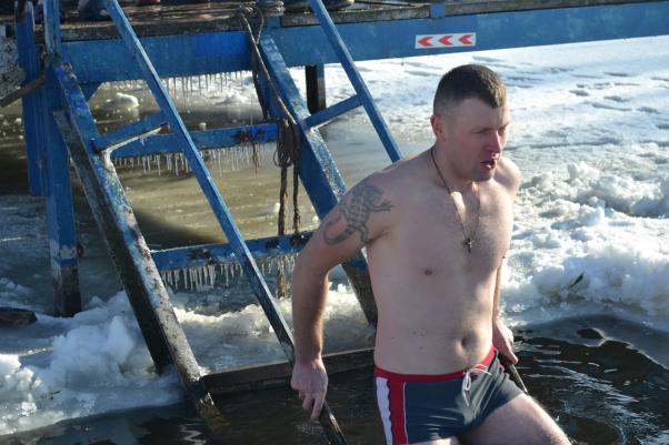 Новини Хмельницького - фото з “Моржі зі стажем” та “друг потягнув”: як хмельничани пірнали в ополонку на Південному Бузі “Моржі зі стажем” та “друг потягнув”: як хмельничани пірнали в ополонку на Південному Бузі, фото №25 на сайті vsim.ua