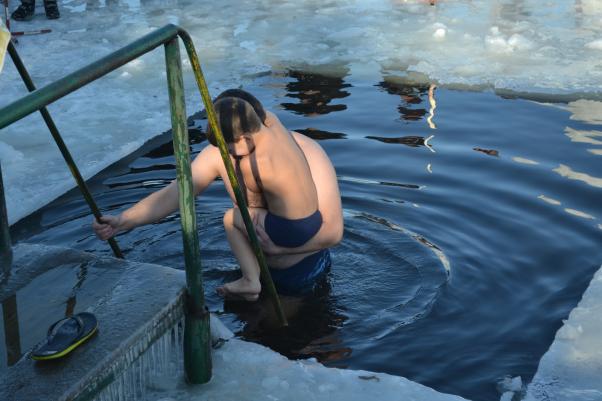 Новини Хмельницького - фото з “Моржі зі стажем” та “друг потягнув”: як хмельничани пірнали в ополонку на Південному Бузі “Моржі зі стажем” та “друг потягнув”: як хмельничани пірнали в ополонку на Південному Бузі, фото №11 на сайті vsim.ua