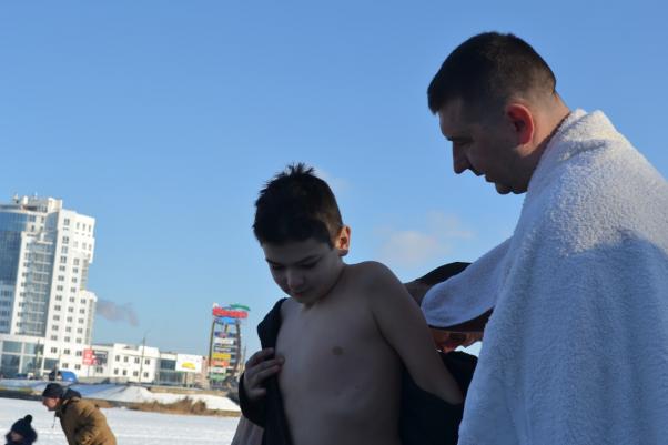 Новини Хмельницького - фото з “Моржі зі стажем” та “друг потягнув”: як хмельничани пірнали в ополонку на Південному Бузі “Моржі зі стажем” та “друг потягнув”: як хмельничани пірнали в ополонку на Південному Бузі, фото №9 на сайті vsim.ua