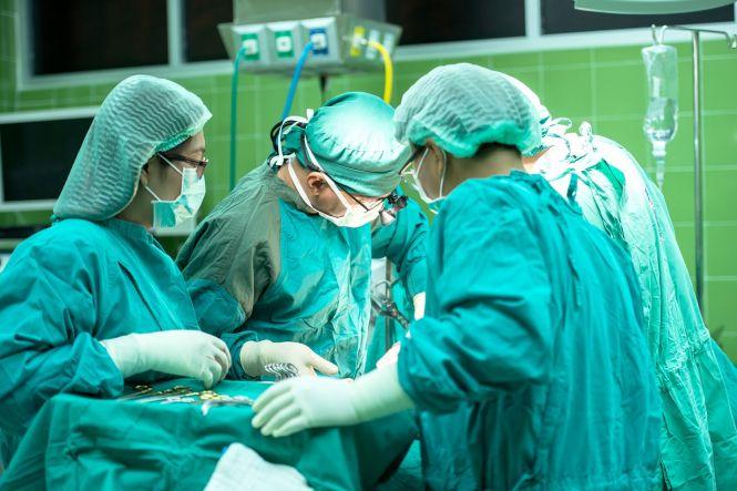 Викрутка в голові і листя в шлунку: незвичайні операції, які робили у лікарні швидкої допомоги, фото №1 на сайті 20minut.ua