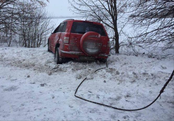 ДТП біля аеропорту «Вінниця»: водій на позашляховику Suzuki злетів з дороги, фото №2 на сайті 20minut.ua