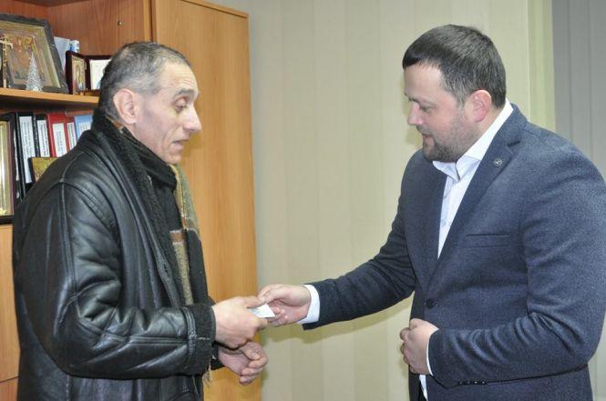 Новини Тернополя - фото з "Все свідоме життя був без документа": тернополянин отримав  перший паспорт у 53 роки "Все свідоме життя був без документа": тернополянин отримав  перший паспорт у 53 роки, фото №1 на сайті 20minut.ua